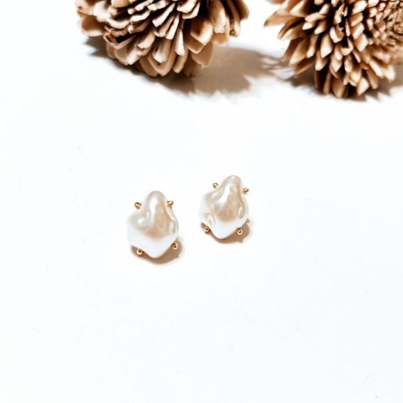 Anthropologie Jewelry - Pearl stud earrings M123